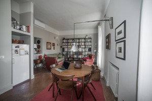Il living con il pavimento in medone lombardo